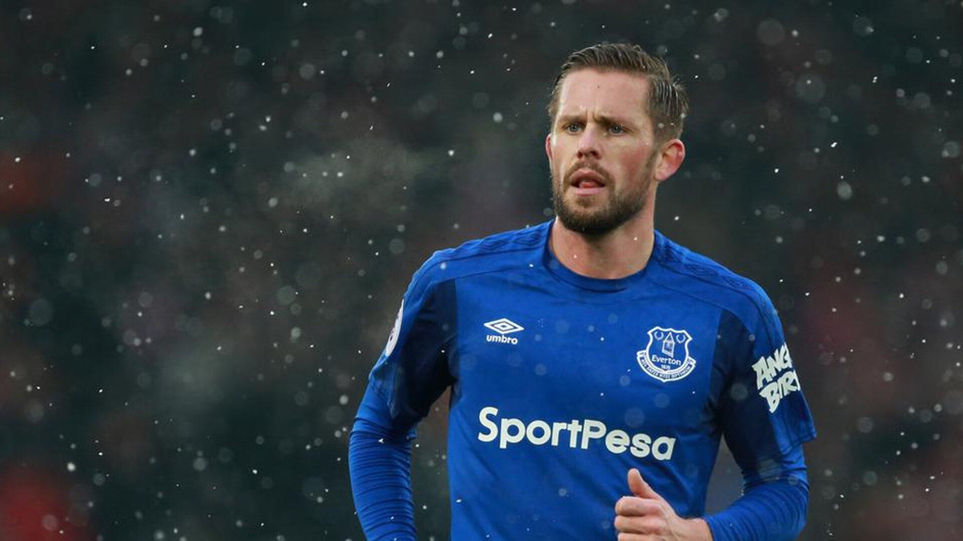 仰泳赛道摩纳哥选手节奏精准，摩纳哥泳池